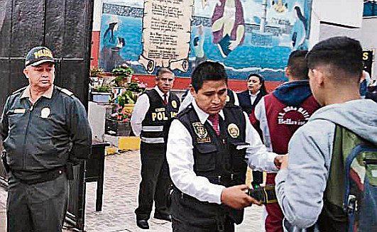 PNP realiza operativo para incautar armas a los escolares en el Callao