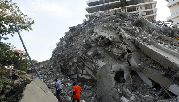 Un edificio de 21 pasos se derrumbó en Lagos. (Foto: PIUS UTOMI EKPEI / AFP)