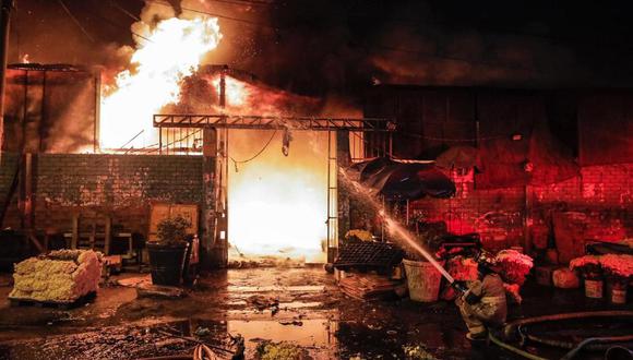 Rímac: voraz incendio destruyó más de 100 puestos del mercado de flores  Santa Rosa | VIDEO | ACTUALIDAD | OJO