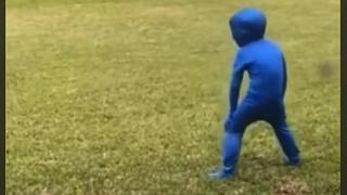 Unos padres le regalan a su hijo un “traje invisible” y la reacción del menor se vuelve viral