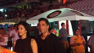 El Origen de la Lucha: Thiago Cunha es visto con esta señorita en concierto