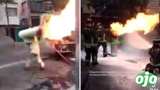 Bombero cargó un balón de gas en llamas para evitar su explosión y se vuelve viral