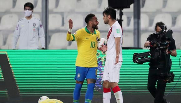 Carlos Zambrano fue expluslado a los 90 minuntos del Perú vs Brasil. (AFP)