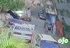 Tres autos aplastados tras derrumbe de  muro de contención en AA.HH. en Independencia I VIDEO