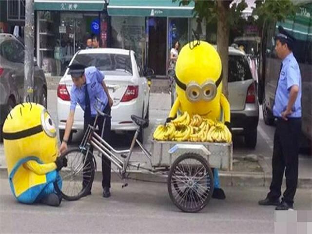 ​'Minions' vendedores de plátanos fueron detenidos por la policía [FOTOS]