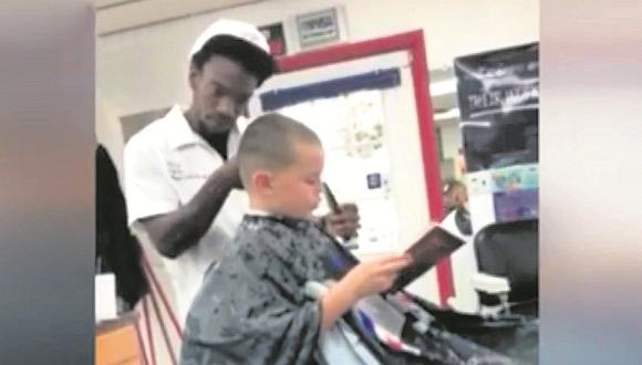 Barberos pagan con corte de cabello a niños que lean en voz alta