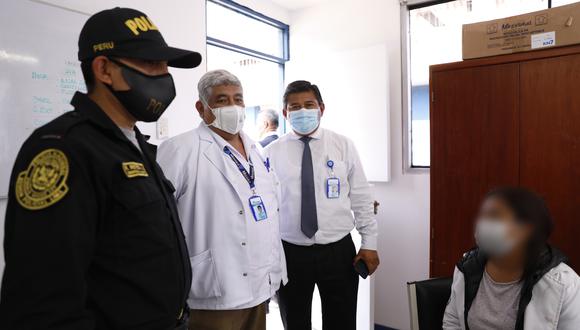 La falsa médico, identificada con las iniciales S.G.A.G. (28) admitió ante los directivos del Hospital Nacional Guillermo Almenara su delito. (Foto: EsSalud)