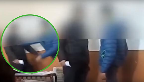 Alumno de secundaria golpea y empuja a profesor que le decomisó el celular (VIDEO)