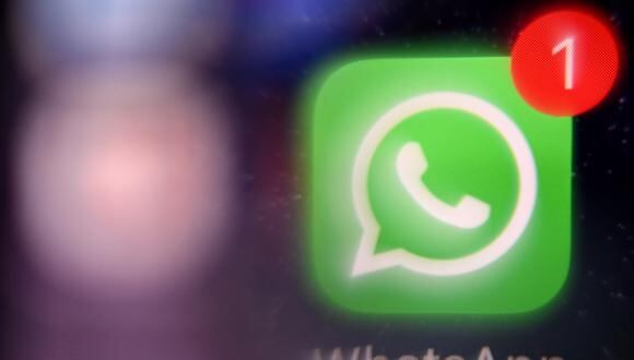 El logo de WhatsApp visto desde la pantalla de un smartphone.  (Foto: AFP)