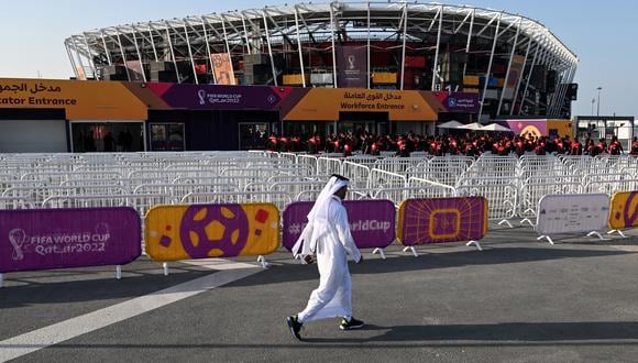 Un hombre pasa frente al Estadio 974 en Doha el 15 de noviembre de 2022, antes del torneo de fútbol de la Copa Mundial de Qatar 2022. (Foto de Kirill KUDRYAVTSEV / AFP)