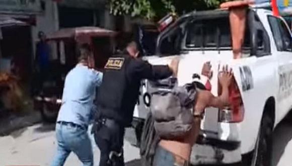Policía, detenido y víctima empujando patrullero en Iquitos | VIDEO