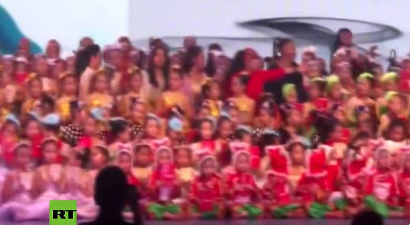 Escenario con muchos niños se desploma en plena show: un muerto y 14 heridos | VIDEO  