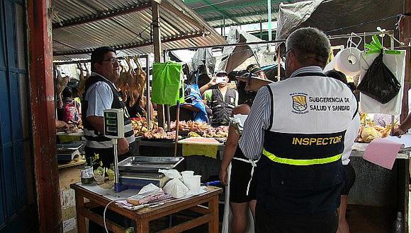 Pollos malogrados y balanzas mal calibradas encuentran en alrededores de mercado de Villa El Salvador