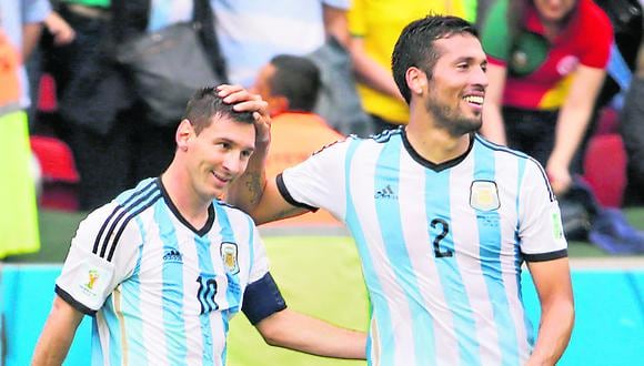 Argentina gana con goles de Messi 