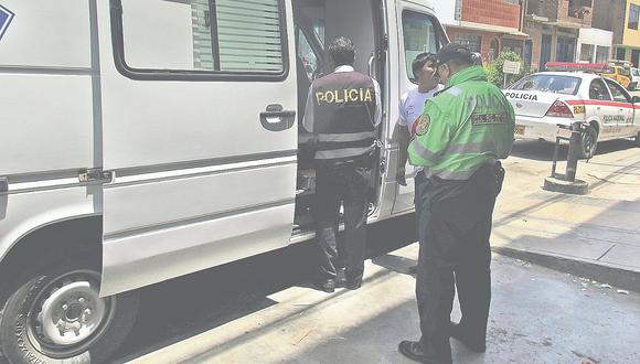 Delincuentes roban equipos de una ambulancia en servicio en Los Olivos