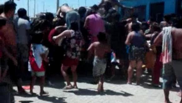Talara. Turba de pobladores tomó por asalto camión municipal que repartía canastas con víveres a familias vulnerables. (GEC)