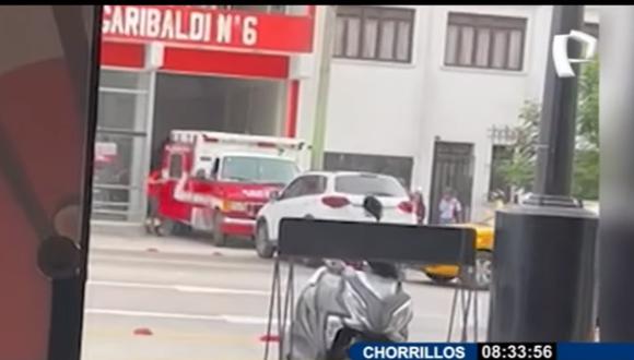 Varios conductores han dejado estacionados sus vehículos durante horas frente a la estación de bomberos. (Foto: Captura de video)