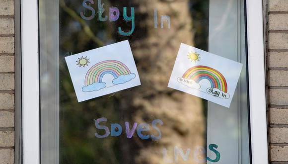 Los carteles del arcoíris, utilizados como símbolo de esperanza durante la pandemia de coronavirus, se ven en la ventana de la casa de cuidados de Oakland House en Manchester, noroeste de Inglaterra (Foto: Anthony Devlin / AFP)