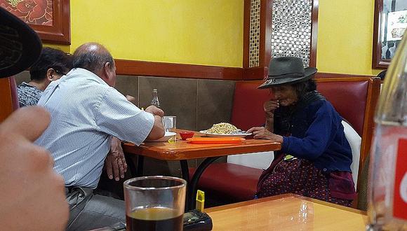Facebook: anciana es rechazada en chifa pero pareja se conmueve y hace bello gesto