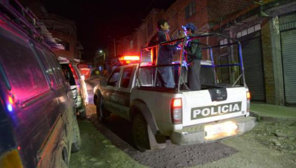 Pareja roba en Bolivia con ayuda de policía y patrullero 