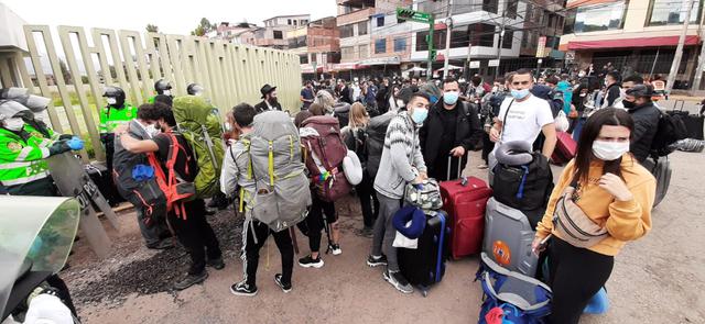 Turistas israelíes, norteamericanos y europeos permanecen en los exteriores del aeropuerto del Cusco. (Foto: Juan Sequeiros)