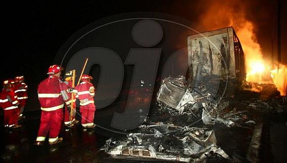 Dos tráilers chocan en la Panamericana Norte, uno se incendia y chofer muere calcinado (FOTOS)