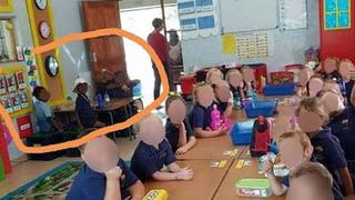 Maestra divide a sus alumnos por el color de piel, envía foto y es suspendida (FOTO)