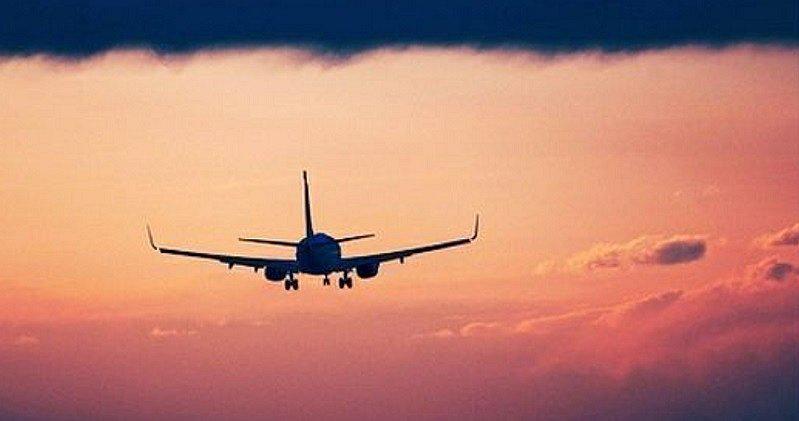 Encuentran a bebé muerto dentro de baño de avión