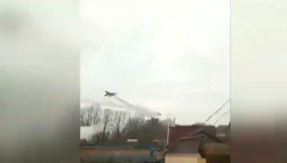 Una avioneta de la fuerza aérea rusas lanza misiles en una ciudad aun habitada por mujeres y niños. (Foto: captura de video)