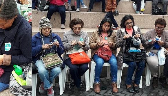 ​Miraflores: Tejedoras elaboran más de 300 chullos para repartir en 'Ticlio Chico'