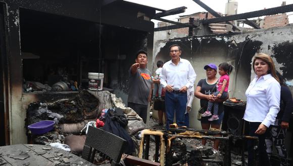 Presidente Martin Vizcarra junto a Elizabeth Hinostroza, Ministra de Salud, realizan inspección de los daños ocurridos en la deflagración de gas en Villa el Salvador.  Fotos: Alessandro Currarino.