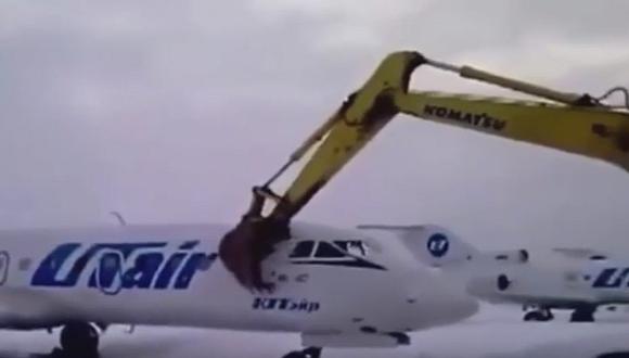 YouTube: Trabajador es despedido de un aeropuerto y destruye un avión [VIDEO]