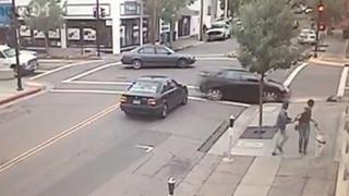 Perro salva a dos hombres de ser atropellados por auto [VIDEO] 