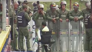 Niño venezolano en silla de ruedas pide a guardias entrar a su país (VIDEO)