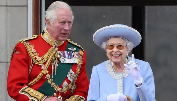 La reina Isabel II de Gran Bretaña junto a su hijo el príncipe Carlos en el balcón del Palacio de Buckingham. (DANIEL LEAL / AFP).
