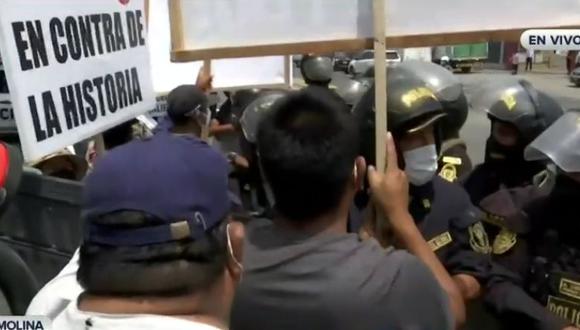 Grupo de personas bloquearon Av. Separadora Industrial como protesta contra instalación de casetas de peaje. (Captura: RPPTV)