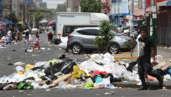 Varias calles del tradicional distrito limeño de La Victoria amanecieron el domingo repletas de basura tras las celebraciones por Navidad | Foto: Julio Reaño/@photo.gec