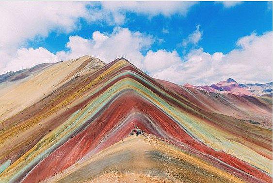 ¿ Por qué fue concesionada la Montaña de Siete Colores  a una minera? 