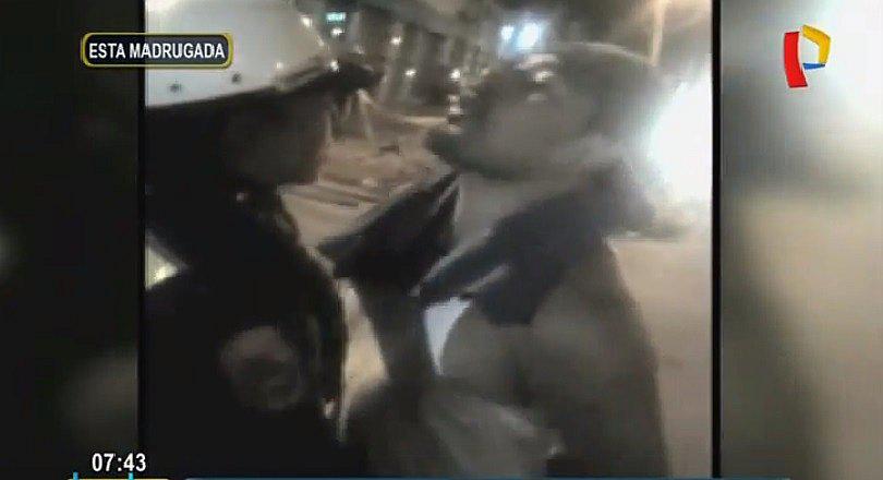 Cercado de Lima: Hombre fuera de control golpeó a mujer policía [VIDEO]