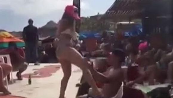 Profesora pierde su trabajo por este atrevido baile en bikini [VIDEO]