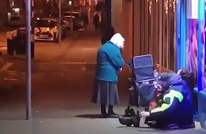 Abuelita conmueve tras servir sopa caliente a indigentes que sufren del invierno