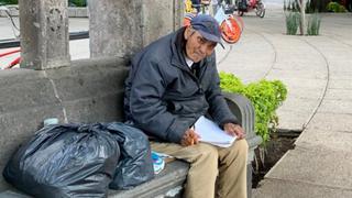 Don Baldemar, el anciano que vende sus dibujos para sobrevivir