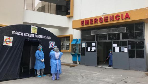 Desinfectan el área de emergencia del hospital Honorio Delgado de Arequipa ante caso de COVID-19. (Foto: Zenaida Condori)