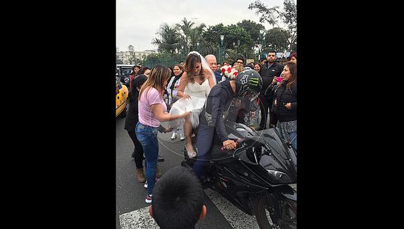 #NiUnaMenos: Novia usa moto para no llegar tarde a su boda [VIDEO] 