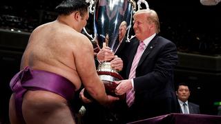 Donald ​Trump entrega copa al vencedor de torneo de sumo en Tokio