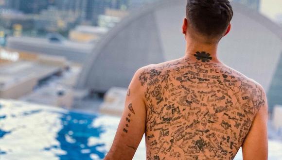 Su espalda ahora tiene más de 225 firmas tatuadas: un récord mundial.