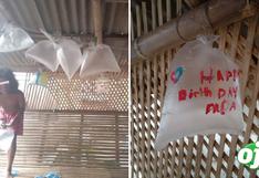 Niños de bajos recursos utilizan bolsas plásticas como globos para celebrar el cumpleaños de su padre