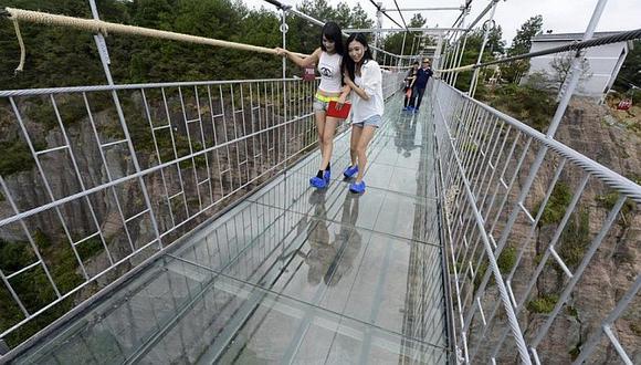 China: Crean puente de cristal y así reaccionan las personas que lo pasan [VIDEOS]