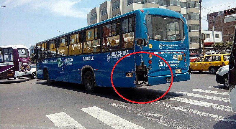 ​La Victoria: Bus de transporte público se desplaza sin sus faros