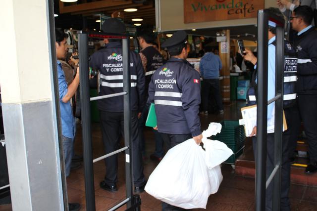 El subgerente de Fiscalización y Control del municipio, Raúl Ramos, detalló que la clausura será de manera temporal hasta que el supermercado subsane las medidas observadas. (Foto: Municipalidad de Miraflores)